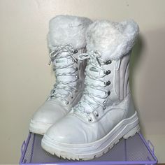 Great Condition, Callouts As Pictured (Needs Spot Cleaning, I Cleaned Them Once Unfortunately I Couldn’t Get The Spots Out So Price Reflects This) Leather Upper, Faux Fur Lining, Snow Boots Ready For Winter, This Shoe Is No Longer Sold + Available Listings Are Rare Cute Snow Boots, White Winter Boots, White Snow Boots, Snow Clothes, Fur Snow Boots, Roxy Shoes, Mha Oc, Snow Outfit, Roxy Women