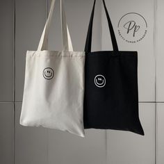 Our Minimalist Smiley Tote Bag 😊👜 is crafted with meticulous attention to detail, combining durable materials with the playful charm of smiley face artwork. Our tote bag not only offers ample storage space but also adds a touch of joy to any outfit it accompanies. Elevate your everyday style with this delightful accessory and spread smiles wherever you go. 🎁 Perfect Gift Idea: Looking for a thoughtful and unique gift? Our Smiley Tote Bag is perfect for any occasion. Share the joy of minimalis Cute Makeup Bag, Face Artwork, Minimalist Summer, Bag Minimalist, Tote Bag Custom, Minimalist Artwork, Adventure Style, Summer Bag, Bag Cute