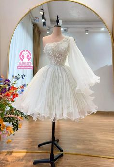 Beautiful khmer dress 🇰🇭 ✂Design : Anjo Fashion Shop📍 Princess On The Pea, Celebrity Brides, Khmer Dress, Unconventional Wedding, Sofa Cushions, Modest Dresses Casual, White Gown, Prom Dress Inspiration