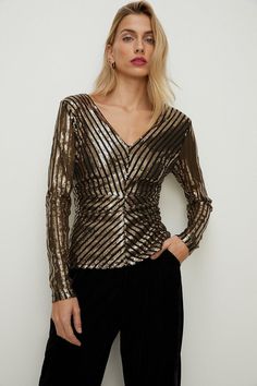 Style: TopDesign: StripesFabric: SequinLength: RegularNeckline: V NeckSleeve Length: Long Sleeve 2024 Outfits, Christmas Outfits Women, Oasis Fashion, Christmas Outfits, V Neck Top, Year 2024, Top Collection, Christmas Women, V Neck Tops