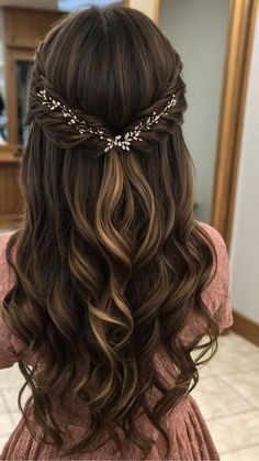 Hoco Hairstyles Dark Brown Hair, Hairstyles For Medium Length Hair Traditional, Trendy Hairstyles For Wedding, Homecoming Hairstyles For Medium Length Easy, Prom Hairstyles Dark Hair, Hairstyles For Length Hair Long, Moh Hairstyle, Bride Hairstyles Brunette, Half Up Half Down Hair Curled