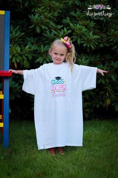 Grow With Me Graduation Shirt Start a new back to school tradition with this grow-with-me graduation shirt. At the beginning and/or end of each school year, take a photo of your child in this shirt every year from grade school until graduation day! HOW BIG IS THE HAIR BOW? Aprox. 6 inches and has an alligator clip on the back.  WHAT SIZE IS THE MODEL WEARING? The model is wearing an adult large. Graduation Pictures High School, Kindergarten Photos, Back To School Pictures, School 2021, First Day Of School Shirt, School Mom, School Picture, Kindergarten Gifts, Teachers Aide