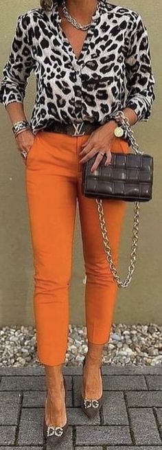 Mode Over 50, Casual Chic Outfits, Orange Pants, Business Casual Outfits For Work, Office Attire, Woman Fashion