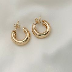 These small Hoop Earrings are lightweight so that they can be used daily, and you can combine them with any outfit in your day-to-day; they are classic and attractive, and the best thing is that they never go out of style, they are a garment that you will surely want to have in your jeweler! Material: 18k Gold Filled - Small Size: 18 x 6.5mm - Medium Size: 31 x 8mm -Perfect for all time. -High-quality Hoops! FAST & FREE SHIPPING! Our handmade products are rated very highly by our customers. We w Chunky Small Hoop Earrings For Gift, Chunky Small Hoop Earrings As Gift, Trendy Chunky Small Hoop Earrings, Trendy Chunky Hoop Earrings, Everyday Chunky Hoop Earrings, Chunky Huggie Earrings Gift, Everyday Minimalist Chunky Earrings, Minimalist Chunky Hoop Earrings, Minimalist Chunky Small Hoop Earrings