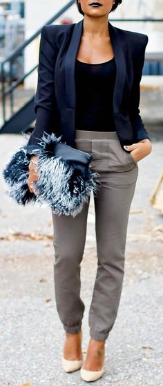 Relaxed pants, a structured blazer, and a whimsical bag. We LOVE this edgy look. Mode Tips, Looks Street Style, Edgy Look, Grey Pants