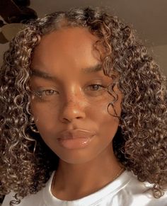 Honey Hair, Peinados Fáciles Para Cabello Corto, Grunge Hair, Curly Girl, Black Girls Hairstyles, Brown Skin, Aesthetic Hair