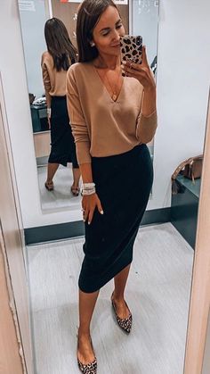 Midi Pencil Skirt Outfit, Black Pencil Skirt Outfit, Pencil Skirt Outfits Casual, Cute Office Outfits, Skirts Ideas, Casual Work Attire, Trendy Outfit Ideas, Pencil Skirt Outfits, Business Casual Outfits For Work