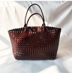 [Note]: Due to product value and convenience to contact you at the time of delivery, please note that your phone number, thank you! 【parameter】 100%pure hand -woven Material: head layer cowhide Size: 25cm height, 45cm upper width, 33cm bottom width, 13cm thick, and 20cm of the handle height Modern method: handbag, shoulder bag Color: brown 【maintainance】 1. The bag needs to be wiped with a dry towel. Do not wipe the bag with a wet towel. 2. Avoid leather bags in a direct sunlight, because this w Large Leather Handbags, Slouchy Hobo Bag, Woven Leather Bag, Boho Handbags, Rattan Bag, Woven Tote Bag, Beautiful Handbags, Leather Weaving, Woven Bag