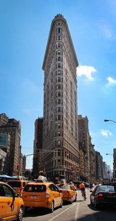 cars are stopped at an intersection in front of the flatirot building, new york city