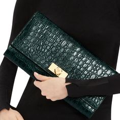 Crocodile-print leather clutch bag with stitching in the middle, custom central fastening, chain shoulder strap and inner card slots. Elegant Evening Clutch With Crocodile Pattern, Elegant Formal Clutch With Crocodile Pattern, Elegant Rectangular Clutch With Crocodile Pattern, Textured Leather Clutch For Office, Elegant Rectangular Crocodile Pattern Clutch, Luxury Textured Leather Clutch For Office, Textured Leather Office Clutch, Evening Clutch With Crocodile Pattern, Chic Evening Clutch With Crocodile Pattern