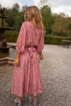 Step into wonderland with this pink patterned mid-length skirt! Featuring a lively paisley pattern and elastic backing, it's the perfect blend of comfort and glamour. Though unlined, the skirt is not sheer. Our model is also wearing the Karlou blouse One size (fits from US 2-4-6-8) Length 34.25 in - Width 12.99 in 100% viscose Washing: handwash only Bohemian Midi Dress With Lined Skirt, Spring Paisley Print Flowy Maxi Skirt, Spring Flowy Maxi Skirt With Paisley Print, Pink Maxi Skirt With Elastic Waistband, Pink Tiered Skirt Dress With Elastic Waistband, Bohemian Dress With Lined Skirt For Day Out, Pink Dress With Elastic Waistband And Tiered Skirt, Pink Long Dress For Day Out, Flowy Long Skirt With Paisley Print