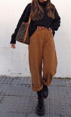 Academia Outfits, Beige Outfit, Stil Inspiration, Brown Pants, Autumn Outfit, Mode Vintage, Mode Inspiration, Looks Vintage