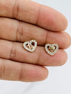 Real 14k Gold Earrings 15 Años/ Sweet 15 heart Quincenañera ❤️ Heart Earrings ❤️ Approx 9mm ❤️ Yellow gold White cubic zirconia ❤️ Push back ❤️ Small box included ❤️ Aretes de Quinceañera de 14 kilates en oro ❤️ Corazón mide 9 milímetros ❤️ Oro dorado con piedra Blanca ❤️ Quince años SKU 111052 Earrings For Quinceanera, Quince Earrings, Quinceanera Earrings, Quince Jewelry, Quinceanera Makeup, Quinceanera Jewelry, 15 Birthday, Gold Jewelry Earrings, Sweet 15