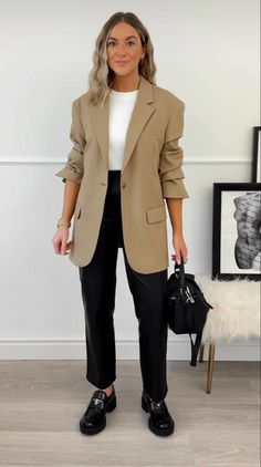 Stylish Office Outfits, Outfits For The Office, Outfit Ideas Dress, Office Outfit Ideas, Modern Workspace, Trendy Office, Stylish Office, Office Outfit