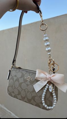 Cute Purse Accessories, Cute Bags Designer, Coach Bag With Charms, Bows On Bags, Custom Bags Ideas, Coach Purses Aesthetic, Designer Bags 2024, Purse With Charms