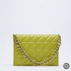 Blending luxurious craftsmanship with modern silhouettes is completed with seasonal colors and bold shapes. crafted from soft leather, the Chain bag boasts a motif and a refined oversized gold-tone chain strap that allows it to be worn across the body or on the shoulder. Main Material: PU Exterior: Open Pocket Lining Material: Cotton Single Strap Size: 26X6X20CM (10.2 X 2.3 X 7.8 inches) Designer Purses And Handbags, Black Gift Bags, Green Clutches, Womens Designer Bags, Crossbody Tote Bag, Handbag Women, Crossbody Tote, Types Of Bag, Womens Purses