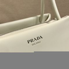 SHOP MORE LUXURY PRODUCTS HERE Description Prada Small Bag White For Women, Women’s Bags 9.8in/25cm 1BA368_2DDJ_F0009_V_OOO A study of the lines characterizes this smallÃƒÂ¯Ã‚Â¿Ã‚Â½ÃƒÂ¯Ã‚Â¿Ã‚Â½ÃƒÂ¯Ã‚Â¿Ã‚Â½ÃƒÂ¯Ã‚Â¿Ã‚Â½ handbag. It stands out for its absolutely elegant silhouette emphasized by the long, narrow handle. This three-pocket accessory is decorated with the metal lettering logo. Size: 25 x 13.5 x 13 cm /9.8 x 5.3 x 5 inches (Length x Width x Height) WhiteHandlesMetal hardwarePrinte Prada Small Bag, Tote Bag Chanel, Dior Bucket Hat, Chanel Tote Bag, Metal Lettering, Louis Vuitton Shirt, Chanel Shirt, Chanel Tote, Lettering Logo