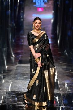 Make Up India, Bollywood Designer Sarees, Indian Sari Dress, India Fashion Week, Indian Saree Blouses Designs, Saree Blouse Designs Latest, Saree Trends