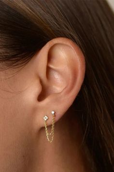 A woman wearing a double stud chain earring. 2nd Piercing, 2nd Ear Piercing, 2 Ear Piercings, Second Lobe Piercing, Earrings Double Piercing, Double Lobe Piercing, Double Piercing Earrings, Piercing Chain, Minimalist Ear Piercings