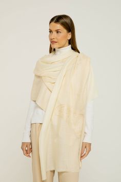 - Cashmere Bordado butterfly off white- Scarf Me Short Kaftan, Scarf Trends, Cashmere Poncho, Long Kaftan, Polyester Scarf, Bright Winter, Embroidered Butterfly, White Scarves, Butterfly Embroidery