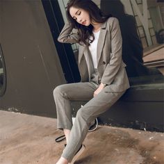 Korean Outfits Women, Elegant Pants Suits, Ladies Trouser Suits, Suits Korean, Casual Blazer Women, Elegant Pant, Straight Clothes, Women's Outfits By Occasions, Pant Suits