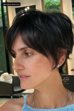 You’ll have to make an effort to keep a fluffy, layered pixie with curtain bangs in shape, but isn’t the super-stylish end result worth it? Cheekbone Length Bob, Longer Pixie Haircut, Long Pixie Hairstyles, Fine Straight Hair, Pixie Bob Haircut, Face Framing Bangs, Long Pixie Cuts