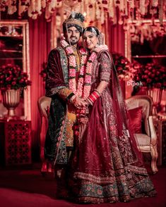 Stage Poses, Shadi Photo, Haldi Poses, Hindu Wedding Photos, Indian Groom Dress, Wedding Couple Pictures