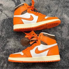 Never Been Worn Jordans Orange, Orange Jordans, Tenis Nike Jordan, Nike Jordan Air 1, Jordan Orange, Orange Jordan, Wmns Air Jordan 1, Pretty Sneakers, Air Jordans Women