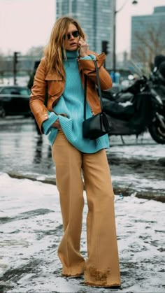 Color Outfits, Pullover Outfit, Mode Casual, Brown Pants, Work Style, Cool Street Fashion, Fashion Week Street Style