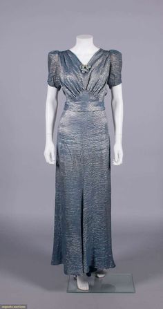 1930s Evening Gowns, Vintage Evening Gowns, Silk Evening Dress, Deco Fashion, Style Goals, Tin Roof, Iconic Dresses, Clothing And Textile