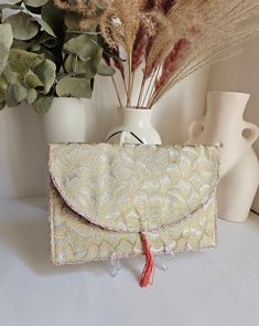 Golden evening handbag golden wedding clutch shoulder bag designer clutch handbag golden clutch golden wedding clutch. Our Daardart clutch is the combination of chic style, originality and uniqueness. It is the ideal choice to add a touch of elegance and sophistication to your evening or wedding outfits. Made from carefully selected upholstery fabric scraps, each pouch is one of a kind. The satin lining adds a touch of comfort and elegance, while the snap closure helps keep your belongings secur