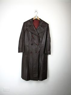 Long genuine leather coat for women, vintage 70s, dark brown color, double-breasted closure, has 2 front pockets S size Measures Shoulder width: 44cm Length from shoulder to wrist: 55cm Armpit to armpit width: 56cm Length: 110cm Conditions: EXCELLENT - It shows signs of wear on the internal lining, due to natural consumption Our garments are all vintage and second hand. Any signs of wear or defects are documented with photos and description. For any questions, photos, videos we are at your dispo Winter Leather Jacket With Double-breasted Button, Retro Brown Double-breasted Outerwear, Vintage Double-breasted Leather Jacket For Fall, Vintage Brown Outerwear With Double Button Closure, Brown Double-breasted Leather Outerwear, Brown Double-breasted Leather Jacket For Work, Double-breasted Brown Leather Jacket For Work, Retro Brown Leather Jacket With Buttons, Leather Coat Womens