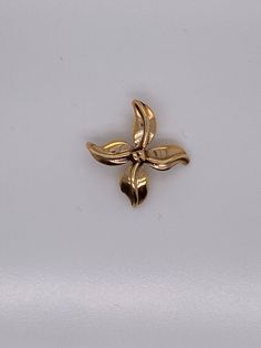 Vintage 14k yellow gold flower charm pendant. The charm weighs 2.75 grams of gold. Gold C, Green Stone Rings, Plain Bands, Charm Necklaces, Real Vintage, Gold Flower, Boston Ma, Flower Charm, Gold Flowers