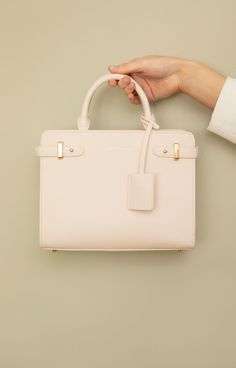 Introducing our new and exclusive occasion handbag. Made from high quality vegan leather and available in three classic shades, this is a timeless, luxury accessory you will want by your side, season after season. Crafted with meticulous attention to detail, the Derby handbag is neat and compact. Its subtly textured exterior is hardwearing with clean lines, so you can rely on adding a polished finish to your outfit every time. Inside is everything you should expect from an elegant and clever fun Maternity Occasion Dress, Maternity Wedding Dresses, Wedding Veils Short, Tiffany Rose, Pregnant Wedding, Pregnant Wedding Dress, Pale Aqua, Timeless Luxury, Party Kleidung