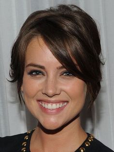 Side Bangs Updo, Modern Curly Shag, Choppy Baby Bangs, Brown Short Hairstyles, Hairstyles With Short Hair, Choppy Side Bangs, Mandy Moore Short Hair, Bangs Choppy, Bangs French