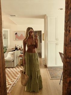 European Summer Outfits Shoes, Nyc Club Outfit Night Out Summer, Miami Outfit Inspo Women, Ethereal Summer Outfits, Girly Beach Outfits, Beach Date Outfit, Bali Outfit