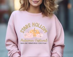 Calling all Gilmore Girls fans! This Stars Hollow pink crewneck is the perfect sweatshirt to keep you warm during comfy cozy season!It's pre-shrunk with a classic fit that's made with air-jet spun yarn for a soft feel.• 50% cotton, 50% polyester• Pre-shrunkWe recommend washing your garment using the gentle cycle and hanging up to dry.Please note:Apparel is made to order, therefore we are unable to accept returns unless you received a damaged item. Please refer to the size chart to help avoid ord Stars Hollow Fall, Gilmore Girls Sweatshirt, Teacher Ootd, Gilmore Girls Fan, Girls Sweatshirt, Stars Hollow, Cozy Season, Pink Crewneck, Teacher Style