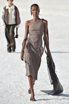 Jacquemus "Le Papier" Was Made For The Modern Bride - Grazia Prinsess Dresses, Vogue Journalist, Jacquemus 2023, Jacquemus Runway, Jacquemus Fashion Show, Salt Plains, Clean Fashion, The Modern Bride, Modeling Tips