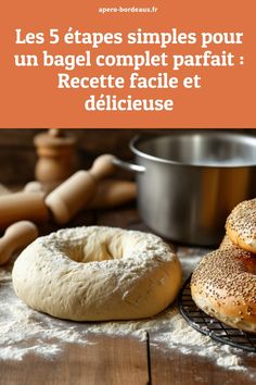 Bagels maison en cours de préparation sur une table en bois avec de la farine, des rouleaux à pâtisserie et un récipient en acier inoxydable, illustrant les étapes simples pour faire un bagel complet parfait. Le Parfait, Bagels, Parfait