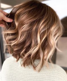 Rambut Brunette, Kadeřnické Trendy, Thick Wavy Hair, Caramel Balayage, Vlasové Trendy, Brown Hair With Blonde Highlights, Caramel Hair, Caramel Highlights, Short Hair Balayage