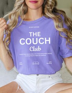 Join the exclusive "Couch Club" with our t-shirt designed especially for those who prefer the comfort of home over going out. This fun and trendy t-shirt is perfect for relaxing at home, whether that's taking a nap or scrolling through your social media feeds. Product characteristics: Premium Material: Made of soft and breathable cotton for maximum comfort. Fun Design: Printed with the phrase "Do Not Disturb - The Couch Club" and graphics that highlight the love of naps and time on the couch. Variety of Colors: Available in several colors so you can choose your favorite. Available Sizes: We offer a wide range of sizes that fit everyone perfectly. Easy Care: Machine washable, maintaining quality and color after each wash. Design Description: "The Couch Club" t-shirt features a minimalist an Comfortable Crew Neck T-shirt With Letter Print, Trendy Crew Neck Top In Ring-spun Cotton, Trendy Ring-spun Cotton Crew Neck Top, Comfortable Short Sleeve Letter Print Tops, Casual Letter Print Top In Ring-spun Cotton, Comfortable Short Sleeve Tops With Letter Print, Trendy Tops With Funny Text In Ring-spun Cotton, Trendy Comfortable Fit T-shirt With Text Print, Trendy Ring-spun Cotton Top With Funny Text