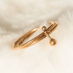 Very playful and unique double rings that can be rotated freely from a spine. A fabulous everyday ring. DETAILS: ☆ Crafted in Titanium Alloy and plated with rose gold. Nickel free. ☆ High Quality Ring that lasts its color and beauty over time. ☆ Comes beautiful packaged, in our branded Jewelry Box. Gift Ready. ☆ 3 sizes available: US 6, 7, 8. ☆ US size: Inside diameter in '' * US 6: (0.65'') * US 7: (0.68'') * US 8: (0.71'') Ring Size Tips: The best way to determine your true ring size is to mea Jewelry Box Gift, Rotating Ring, Double Rings, Ring Minimal, Everyday Ring, Stackable Bands, Everyday Rings, Double Ring, Valentine's Gift