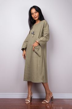 "Green long sleeve midi dress with pocket | Loose fit cotton dress with split PRODUCT SIZE : Free Size * Chest : up to 40\" * Armhole : 20\" * Sleeve length : 19\" * Shoulder to shoulder : 17\" * Waist : free up to 40\" * Hips : free up to 44\" * Length : 42\" from shoulder to hem (measured when laying flat) MATERIAL * Cotton MODEL : * Model chest : 32\", waist : 24\" hips : 35\" * Combined Height is 5\"6 > I'm 5\"2 (158cm) and I'm wearing 4\" heels in the pictures * Accessories excluded POLI Plain Cotton Fall Dresses, Casual Long Sleeve Solid Color Maxi Dress, Casual Long Sleeve Knee-length Dress For Work, Casual Knee-length Long Sleeve Dress For Work, Fall Workwear Midi Dress With Side Slits, Plain Long Sleeve Casual Dress, Casual Plain Long Sleeve Dress, Casual Long Sleeve Plain Dress, Plain Long Sleeve Maxi Dress For Fall