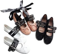 Casual Leather Ballet Flats For Party, Leather Lace-up Flats For Party, Leather Lace-up Party Flats, Party Leather Lace-up Flats, Lace-up Leather Flats For Party, Party Lace-up Leather Flats, Casual Lace-up Leather Ballet Flats, Spring Leather Flats With Laces, Chic Round Toe Flats With Laces