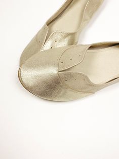 "These gold oxfords are so beautiful and super comfortable! Whether you will have them as bridal shoes for your wedding day or as everyday favourite flats, these unique shoes will make you feel so special! ► Handmade to order oxfords, I will be delighted to personally handcraft a pair especially for you! ► Upper in buttery gold Italian leather ► See them in red: https://www.etsy.com/listing/120360260/oxfords-shoes-women-leather-oxfords ► See them in Blue: https://www.etsy.com/listing/239763924/w Gold Slip-on Ballet Flats For Party, Elegant Gold Leather Flat Heel Shoes, Gold Flats For Spring Wedding, Elegant Metallic Closed Toe Flats, Elegant Gold Flats For Galas, Wedding Leather Ballet Flats With Round Toe, Elegant Gold Ballet Flats With Leather Sole, Elegant Gold Slip-on Flats, Elegant Gold Flats For Spring