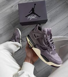 A Ma Maniére by James Whitner und Jordan Brand arbeiten zusammen an dieser luxuriösen AJ 4 Silhouette. Der neue Air Jordan 4 A Ma Maniére kommt in einem tiefen, satten Violet Ore Farbton mit Vintage-Creme-Tönen. Überall in der Silhouette sorgen glatte Metallic-Pins, tonale Mesh-Details und eine gesteppte Innenausstattung für luxuriöse Details.  Farbgebung: VIOLET ORE / MEDIUM ASH-BLACK-MUSLIN-BURGUNDY CRUSH  Stil: DV6773-220 Jordan 4 Violet Ore, Jordan 4 Outfit, Trendy Mens Shoes, Jordan Outfit, Jordan Retro 4, Retro 4, Cream Tones, Air Jordan 4