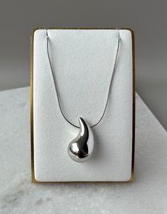 Enhance your style with our elegant Tear Drop Necklace. Featuring a single pendant in a stunning teardrop shape, this necklace is the perfect addition to any outfit. Elevate your look and make a statement with this beautiful piece in silver. Elegant Pear-shaped Sterling Silver Drop, Elegant Oval Pendant Drop Necklace For Gift, Silver Drop Necklace With Round Pendant For Formal Occasions, Modern Silver Drop Necklaces, Chic Silver Pendant Necklaces, Chic Silver Pendant Necklace, Formal Metal Pendant Drop Necklace, Silver Teardrop Pearl Pendant Jewelry, Silver Teardrop Minimalist Necklace