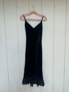 This vintage black velvet midi dress is a stunning piece that will make you stand out in any occasion. The dress features a wrap style and is made from high-quality velvet material that is both comfortable and stylish. The dress is perfect for those who love the grunge look and is ideal for size medium. The dress is perfect for a little black dress event and can be worn in the 1990s decade. The one heart brand adds a touch of elegance to the dress and the black color is perfect to match any accessory. This dress is a must-have for any vintage clothing enthusiast and is sure to make you turn heads. Black Dress Event, Black Velvet Midi Dress, Dress Event, Heart Brand, Velvet Midi Dress, Grunge Look, Black Velvet Dress, Velvet Material, 90s Vintage