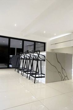 Super White Mirror Polished Porcelain on Kitchen Floor Monochrome Kitchen, White Tile Floor, Tile Covers, White Mirror, Super White