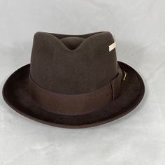 Stacy Adams Diamond Crown Pinch Front Round Brim Fedora Hat Saw581 Nwot Material: 100% Wool 2" Round Brim 1 1/2" Brown Ribbon With Decorative Bow Stacy Adams Pin Logo On The Left Side Style: Saw581-Brn Size: L, The Inner Circumference Is Approximately 23 " Size: Xl, The Inner Circumference Is Approximately 23 1/2" Condition Note: Brand New Without Tag. The Internal Tag Has A Black Mark As Part Of The Distribution Process. Please See The Last Photo. Classic Brown Top Hat With Flat Brim, Classic Brown Hat For Kentucky Derby, Vintage Adjustable Fedora In Solid Color, Classic Brown Top Hat For Formal Occasions, Brown Fitted Top Hat With Flat Brim, Vintage Adjustable Solid Fedora, Fitted Brown Top Hat With Flat Brim, Vintage Adjustable Fedora, Classic Brown Formal Top Hat